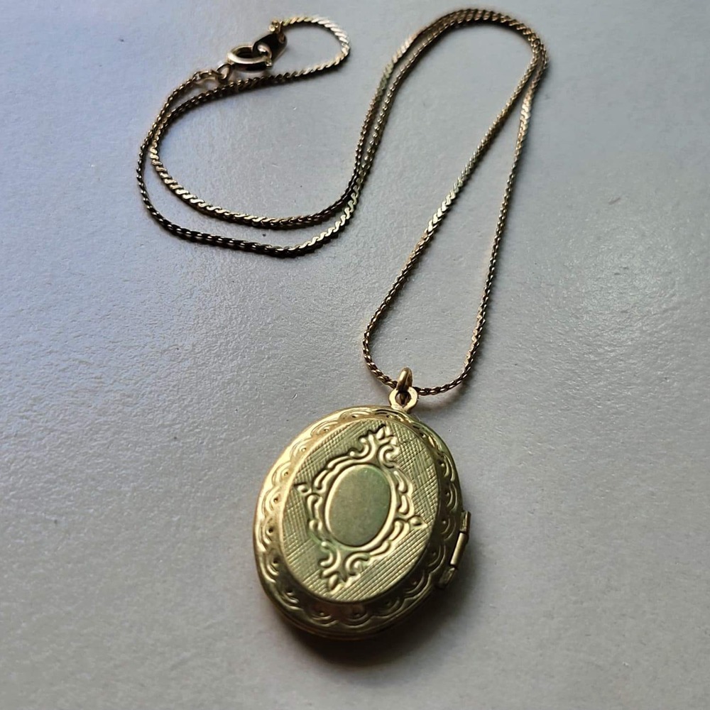 Vintage Gold Tone Metal Oval Locket Necklace Gold Etched Scroll Design